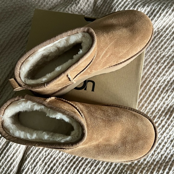 Brand New UGG Ultra Mini Platforms Classic in Chestnut Size 9 - Picture 2 of 3